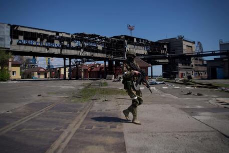 un soldato russo a Mariupol © AFP