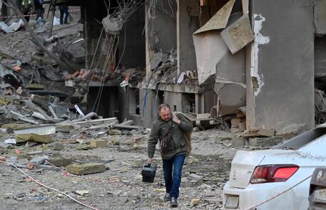 Un uomo a Kiev © AFP
