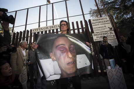 Ilaria Cucchi con la foto del volto martoriato di Stefano © ANSA