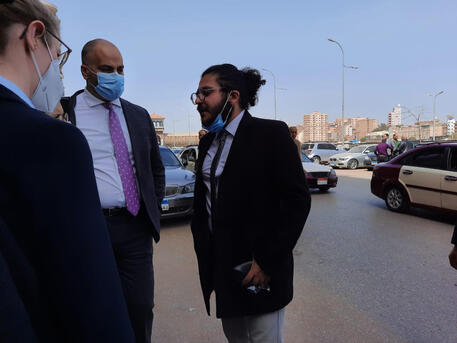 Patrick Zaki all'esterno del palazzo di Giustizia di Mansura, Egitto -  ANSA/Rodolfo Calò © ANSA