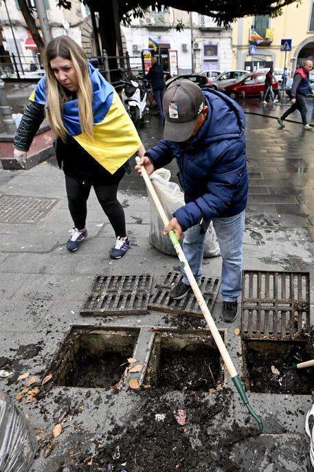 Napoli: in Piazza Cavour ucraini e Comune per togliere i rifiuti © ANSA