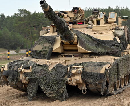 Un carro armato statunitense Abrams durante una esercitazione in Polonia © EPA