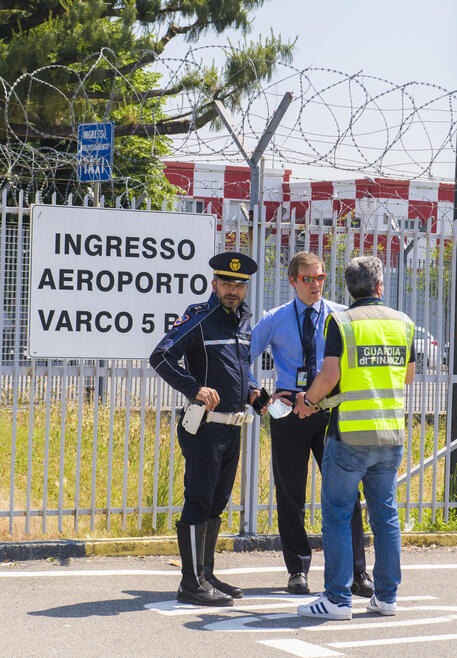 Aereo in emergenza rientrato a Linate, scalo chiuso mezz'ora © ANSA