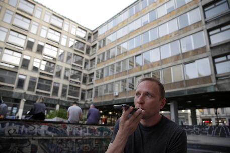 Aleksei N., russo, a Belgrado dove è fuggito dopo lo scoppio della guerra con l'Ucraina e dove vuole aprire un bar © EPA