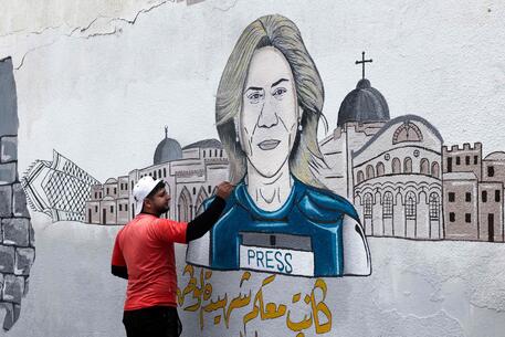 Il murale di un artista palestinese in onore della giornalista di Al-Jazeera Shireen Abu Akleh, uccisa © AFP