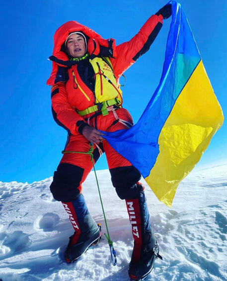 Scalatrice ucraina porta bandiera giallo-blu in cima all'Everest © ANSA