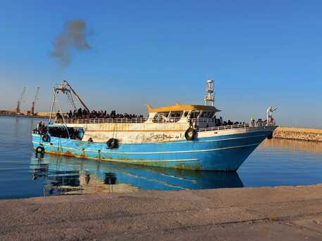 Migranti: in 450 su barcone arrivati nel porto di Pozzallo © Ansa