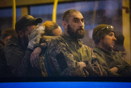 Soldati ucraini evacuati da Azovstal © EPA