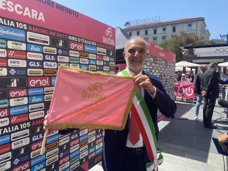 Bandiera rosa del Giro d'Italia, tappa Pescara-Jesi © ANSA