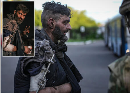 Ucraina, evacuato anche uno dei miliziani simbolo della resistenza della Azovstal © ANSA