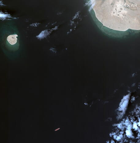 In basso la superpetroliera FSO Safer al largo delle coste dello Yemen vista in una foto satellitare © ANSA