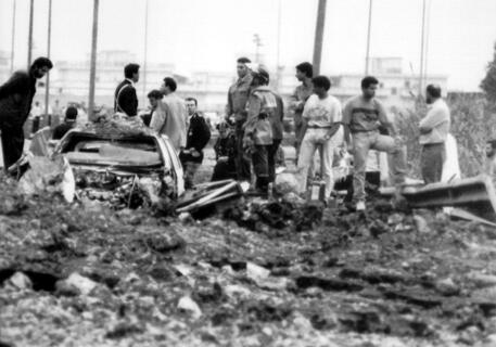 Gli investigatori sul luogo della strage del 23 maggio 1992, sull'autostrada A29, nei pressi dello svincolo di Capaci © ANSA