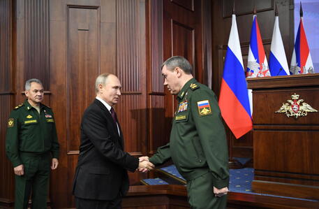 Stretta di mano tra Putin e il generale Gerasimov (archivio) © EPA