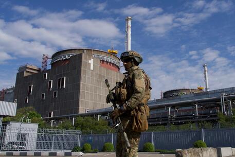 Un militare russo nella centrale nucleare di Zaporizhzhia occupata dalle truppe di Mosca © AFP