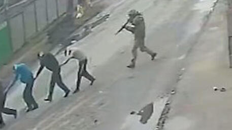 Un frame del video pubblicato dal New York Times mostra le forze russe che catturano un gruppo di uomini ucraini che verranno giustiziati © ANSA