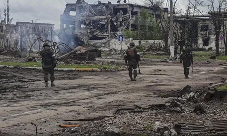 Militari russi che sminano il territorio dell'acciaieria Azovstal a Mariupol. Min. della Difesa russo © EPA