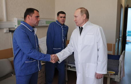 Putin visita per la prima volta i soldati feriti © EPA