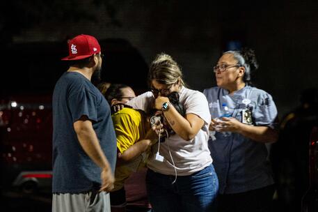 Famiglie in attesa di avere notizie sulla sparatoria nella scuola elementare a Uvalda in Texas © AFP