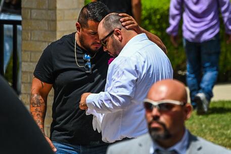 I funerali di due bimbe di 10 anni, piccole vittime della scuola del Texas © AFP