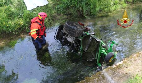 Incidenti lavoro: annega in canale cadendo da trattorino © ANSA