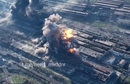 Ucraina: un'immagine dell'attacco all'acciaieria di Mariupol © ANSA