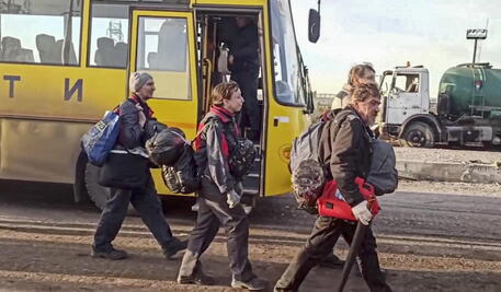Civili evacuati da Azovstal © EPA
