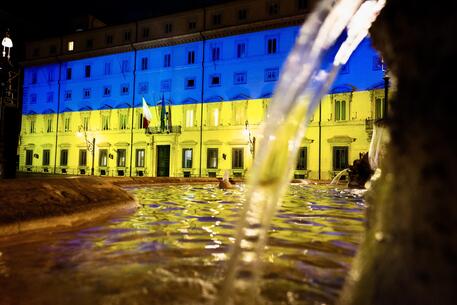 Palazzo Chigi illuminato con i colori della bandiera ucraina © ANSA