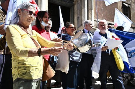 Carovita, manifestazione pentole vuote a Genova © ANSA