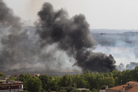 Incendi: Sardegna, fiamme minacciano case e due scuole a Carbonia © ANSA