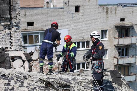 Ucraina: operazioni di soccorso a strutture danneggiate dai bombardamenti a Kharkiv © ANSA