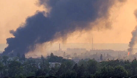Un post tratto dal profilo Tpyxa mostra lo stabilimento Azot di Severodonetsk in fiamme dopo i bombardamenti dell'artiglieria russa © ANSA