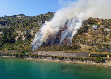 Incendio alle Calandre di Ventimiglia © ANSA