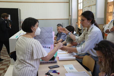 Operazioni di voto durante il primo turno delle Comunali © ANSA