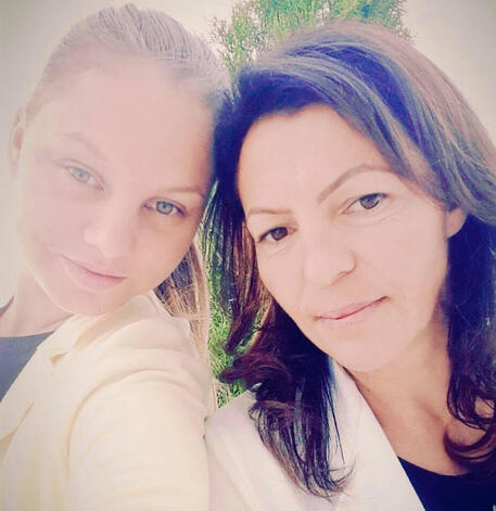 Gabriela Trandafir (D) con la figlia Renata in una foto tratta dal profilo facebook della madre. © ANSA