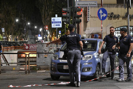 15enne accoltellato in strada a Roma, è grave © ANSA