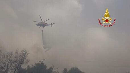 Un elicottero dei vigili del fuoco © ANSA
