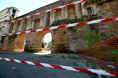 A Roma cede una parte dell'arco di Porta Maggiore © ANSA