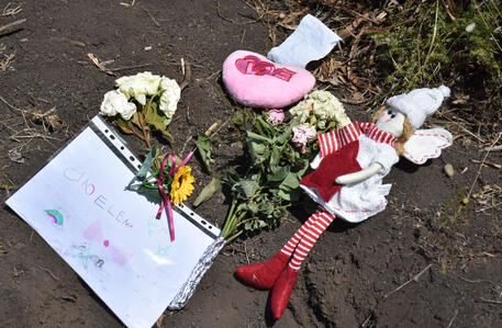 Fiori e giocattoli lasciati sul luogo del ritrovamento del corpo di Elena © ANSA