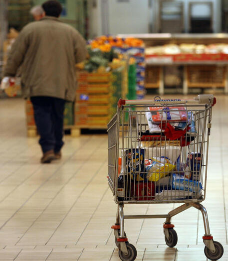 Il carrello della spesa al supermercato © ANSA