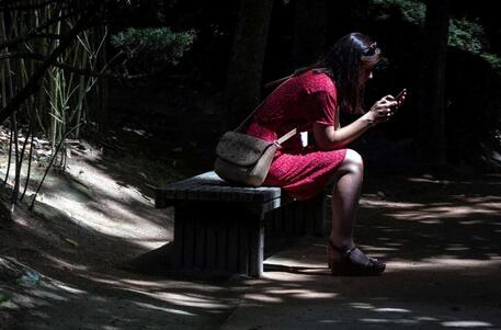 Una donna al telefono © AFP
