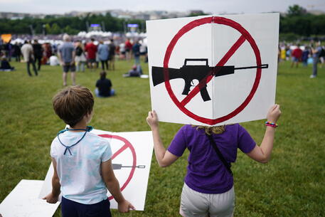 Proteste negli Usa contro la vendita delle armi d'assalto © EPA