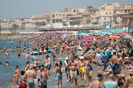 Folla in spiaggia © ANSA