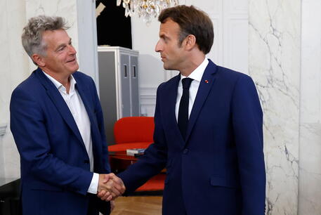 Emmanuel Macron e Fabien Roussel © EPA