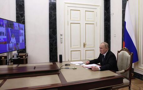 Putin in una riunione con il Consiglio di sicurezza russo © EPA