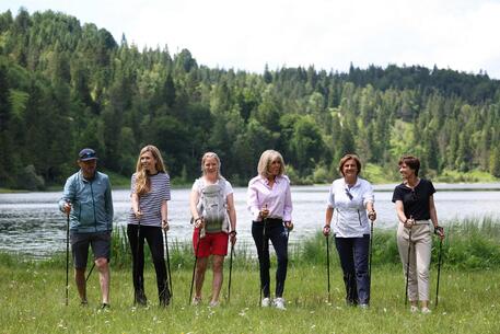 G7: nordic walking per le first ladies © AFP
