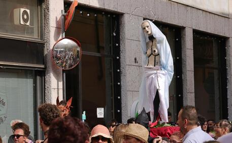 Pride: a Cremona polemiche per Madonna a seni nudi a corteo © ANSA