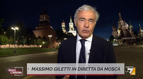 Massimo Giletti durante il collegamento da Mosca in un fermo immagine tratto dalla puntata del 5 giugno di 'Non e' l'arena' andata in onda su La7 © ANSA