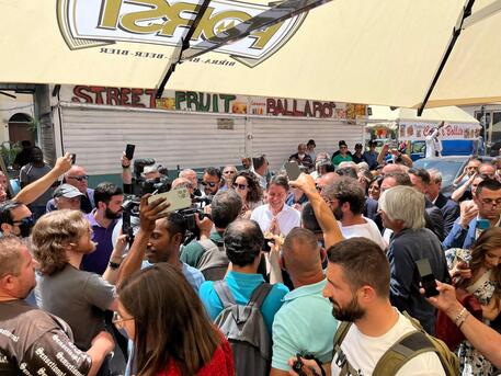 Bagno folla per Conte nel mercato di Ballar? a Palermo © ANSA