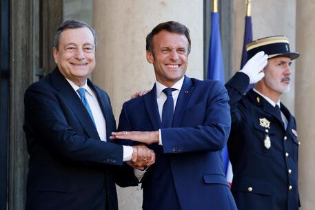 Draghi all'Eliseo accolto da Macron © AFP