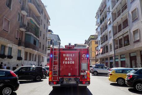 Incendio in appartamento a Milano, otto in ospedale © ANSA